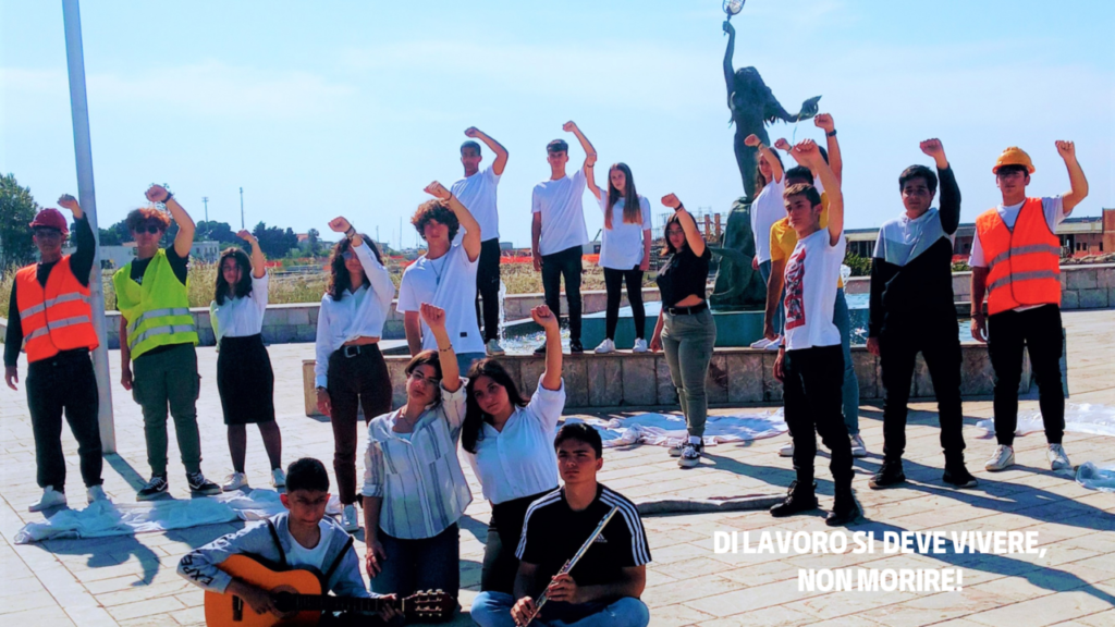 TEATRO – Sul lungomare di Sant’Agata Militello “Di lavoro si deve vivere, non morire!”