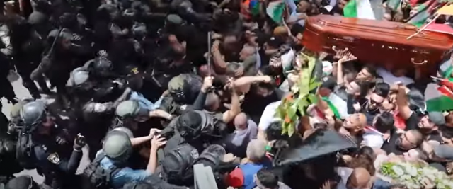 INDIGNATI! – La polizia carica il corteo funebre della giornalista uccisa