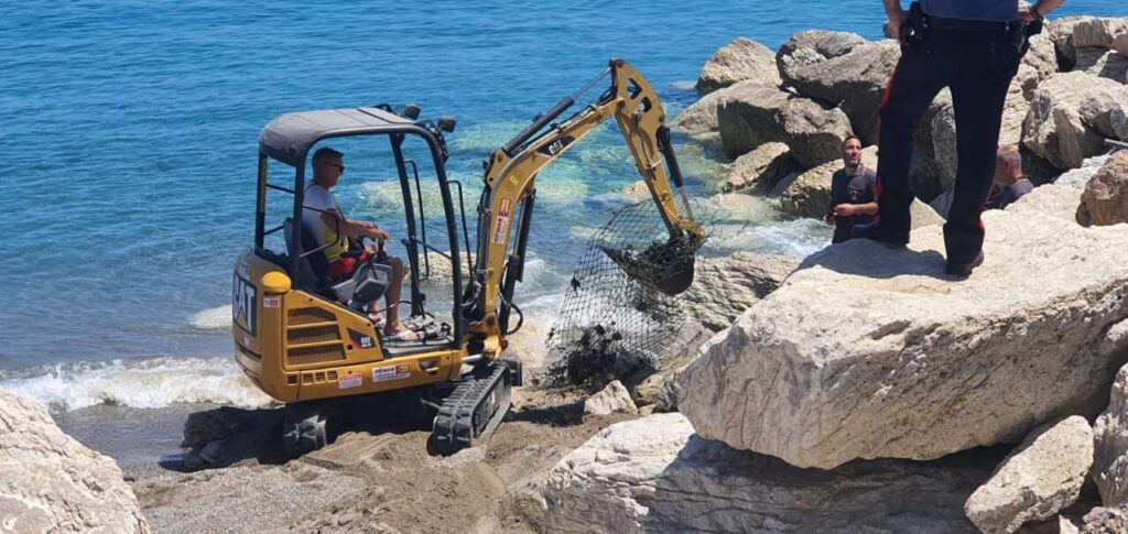 GIOIOSA MAREA – Intervento della Polizia Metropolitana di Messina per la presenza di una rete metallica nel litorale