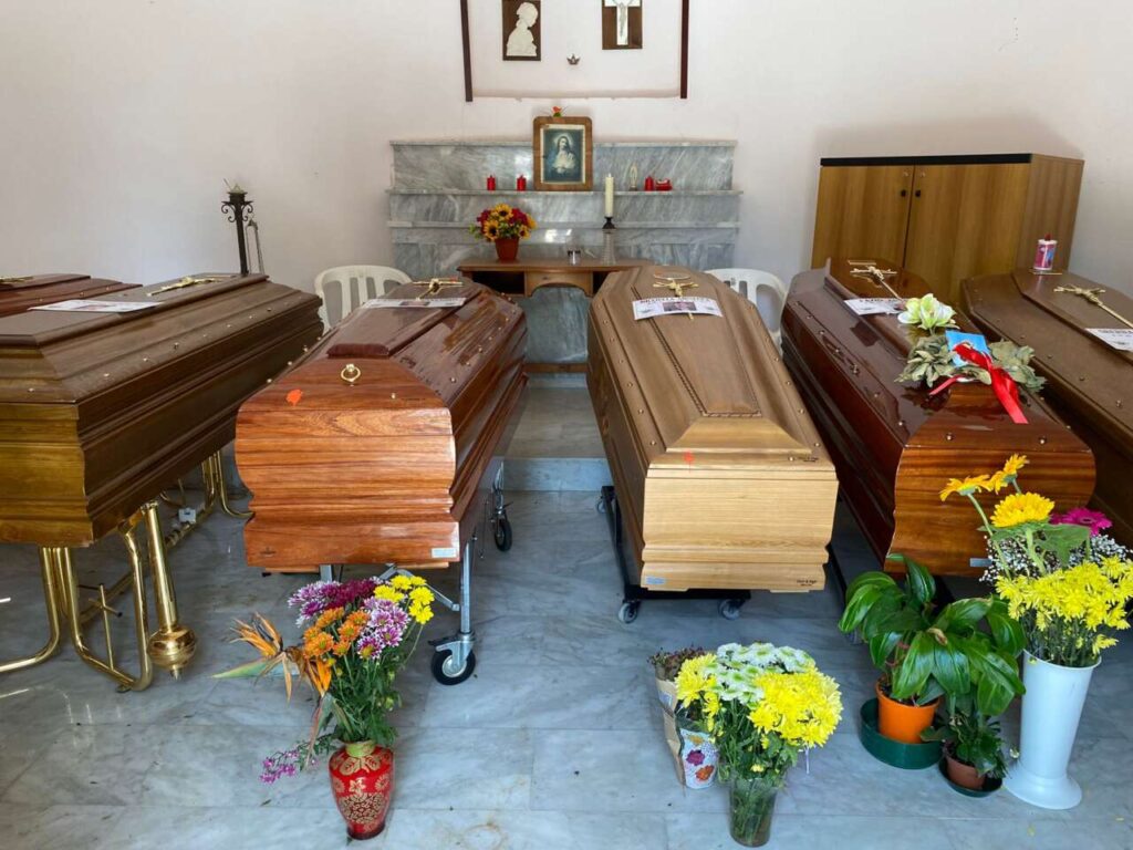 CIMITERO SANT’AGATA M.LLO – Degrado e Incuria, senza alcun rispetto per i defunti