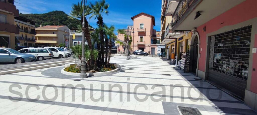 ARREDO URBANO – Le prime foto della “nuova” Piazza Mirenda
