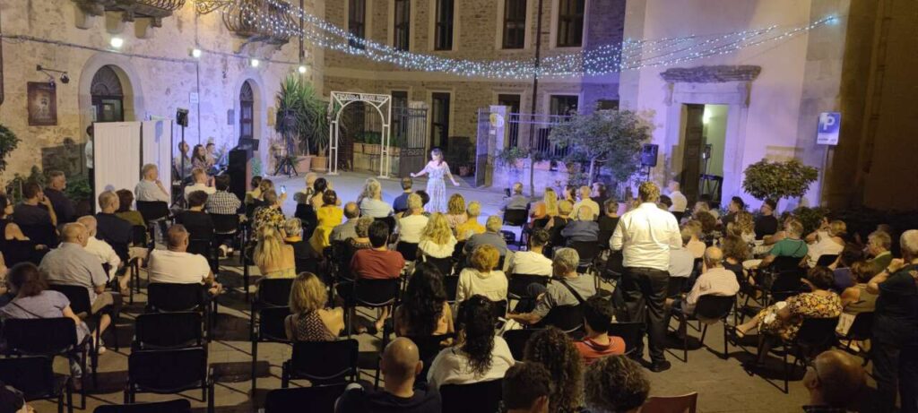 MAGIE IN MUSICA – Ficarra regala emozioni abbracciando la grande lirica