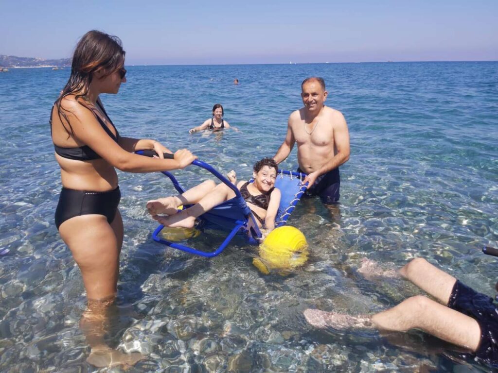 MARE SENZA FRONTIERE 3.0 – Al via terza edizione. Previste spiagge attrezzate per diversamente abili a Brolo, Letojanni e  Barcellona