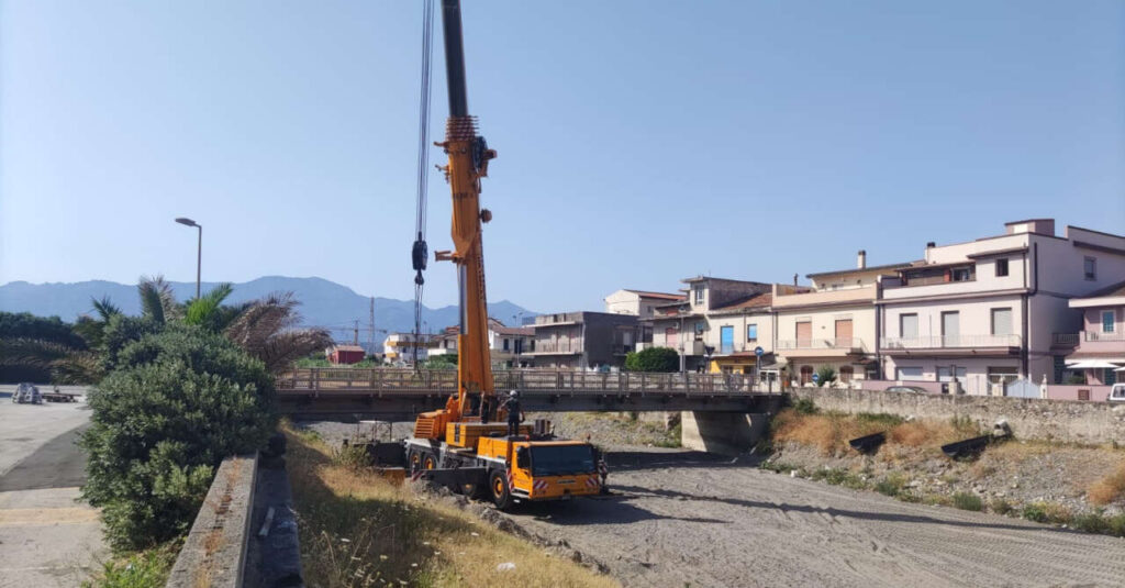 BARCELLONA P.G. – Avviati i lavori di smontaggio del ponte provvisorio di Calderà
