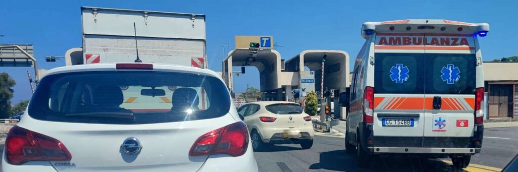 LUCIDA FOLLIA – Ai caselli di Patti, la Polizia evita il caos per una “porta chiusa”