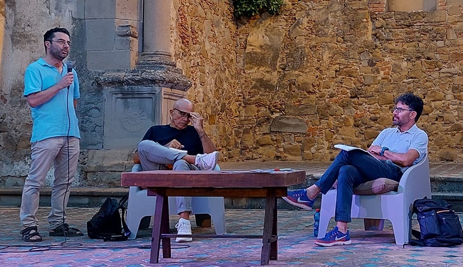 FICARRA – L’applauso per Scalfari a “Notturno d’Autore”, parlando di “un amore partigiano”
