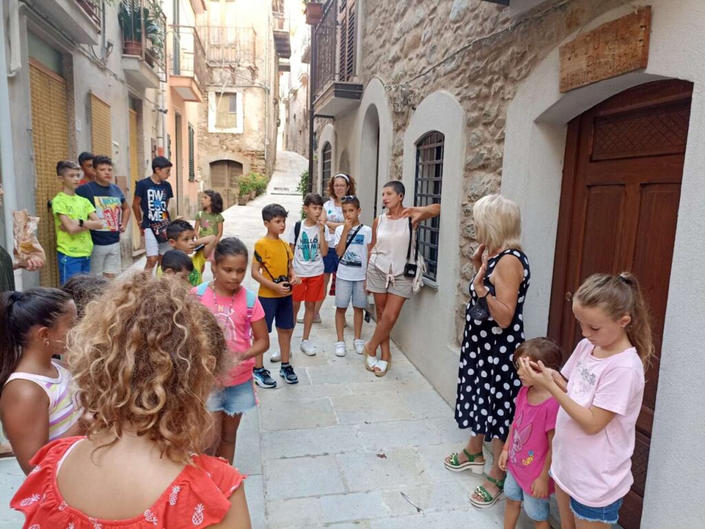 SINAGRA – Successo per la passeggiata alla scoperta del centro storico