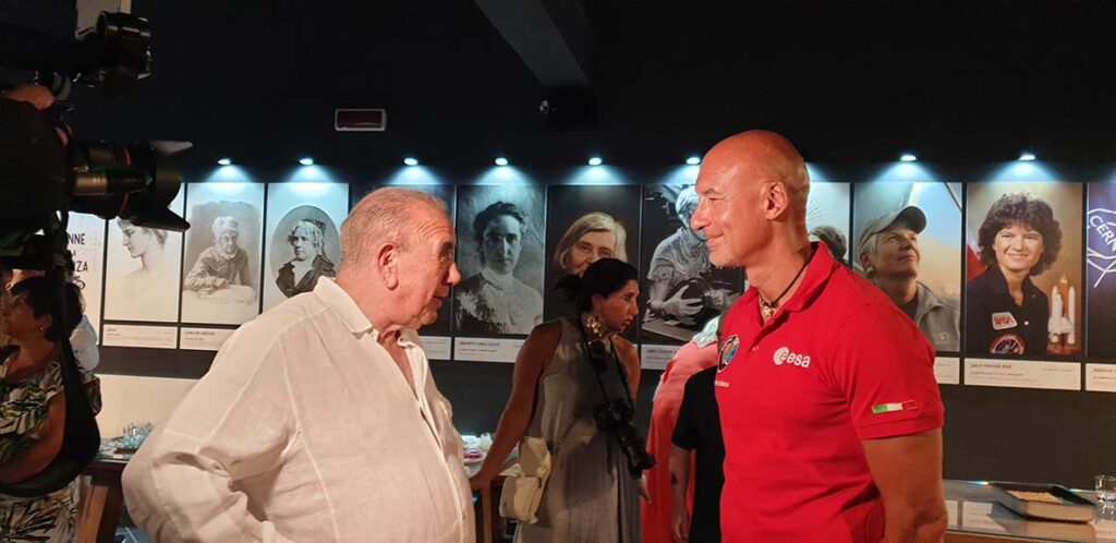 LUCA PARMITANO ALLA FIUMARA D’ARTE – “Nello spazio non ci sono bandiere” il messaggio dell’astronauta