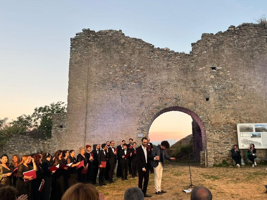 GIOIOSA MAREA – Successo per il concerto “In Excelsis” a Gioiosa Guardia, il sindaco La Galia lo dedica a Ignazio Spanò
