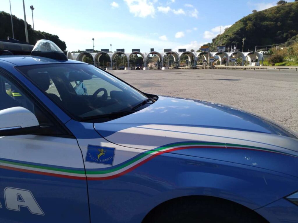 A ZIG ZAG SULL’AUTOSTRADA – Camionista ubriaco fermato sulla A20