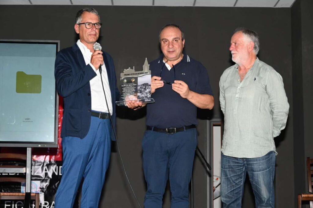 FOTO & MOMENTI – A Ficarra nel “Beldanzando” il Premio “Città di Ficarra” andato a Riccardo Damiano