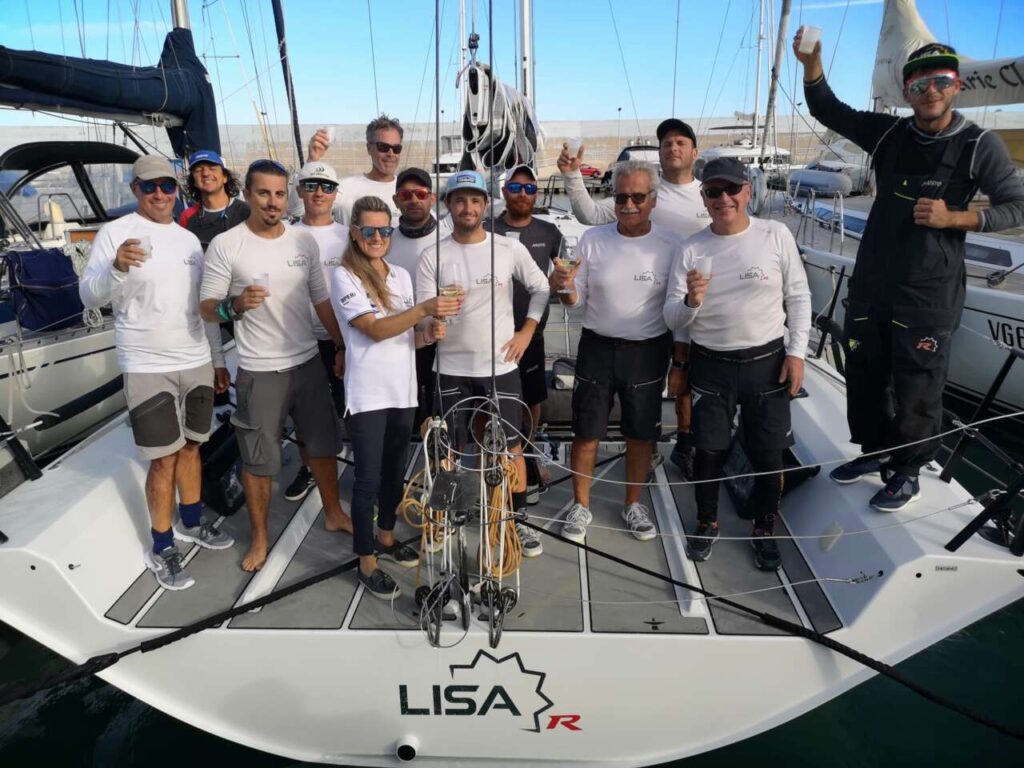 NUOVO RECORD ALLA ROUND AEOLIAN RACE – LISA R completa le 135 miglia del percorso in 21h.18m.30s