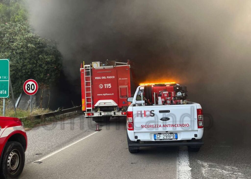 ANGELI DEL FUOCO – Ancora una volta dopo l’incendio di stamani sulla A.20 in azione gli uomini della Phos