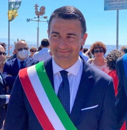 BEGHE ELETTORALI – Duro attacco a Cateno De Luca da parte del sindaco di Furci Siculo. Il caso Brolo!