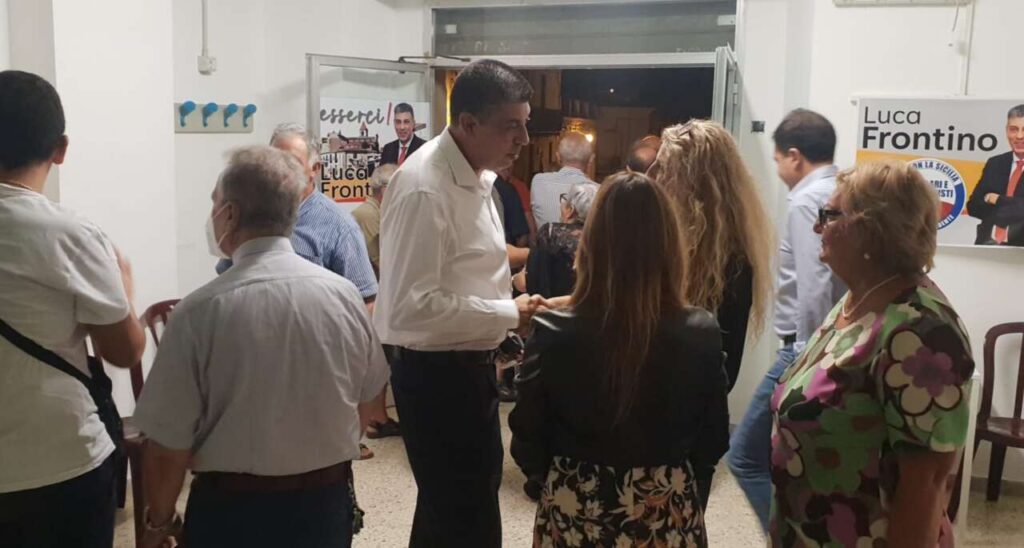 COMITATI ELETTORALI – L’abbraccio di Ficarra a Luca Frontino