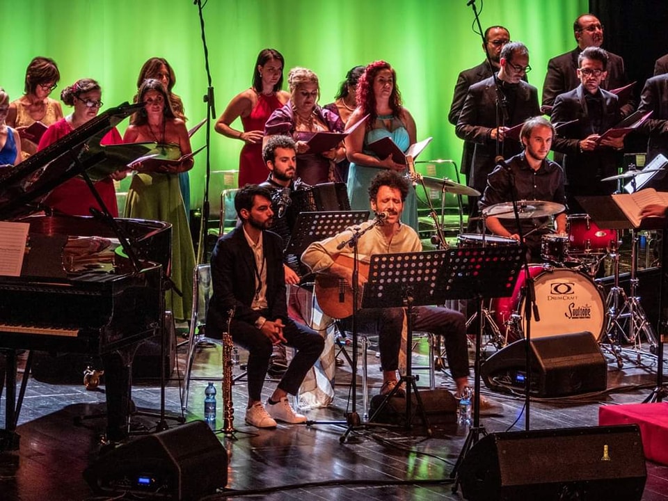TEATRO – Sotto “le meccaniche celesti” del tributo a Battiato e Dalla, prende avvio la stagione del Teatro Mandanici
