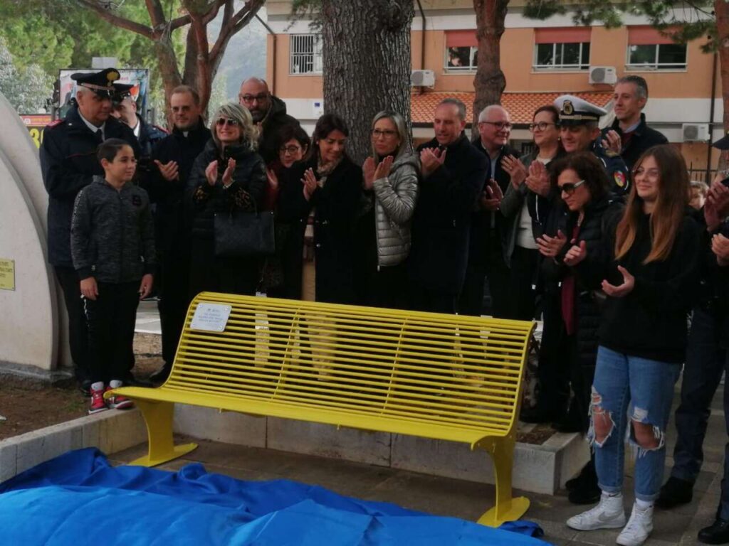 BROLO – Una panchina gialla contro il bullismo