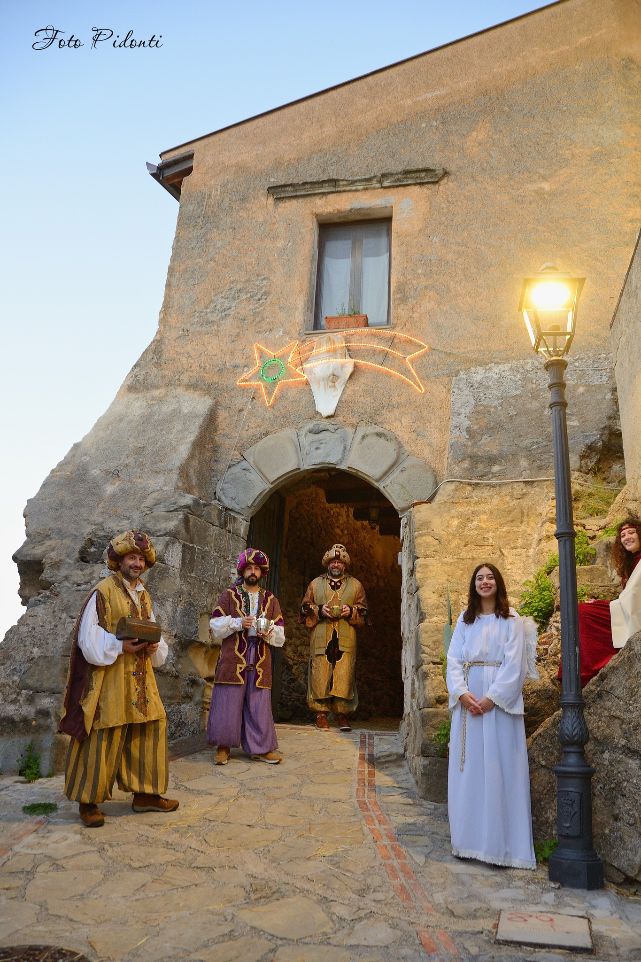 PRESEPE VIVENTE – Tanta gente ieri, a Brolo, nel centro storico