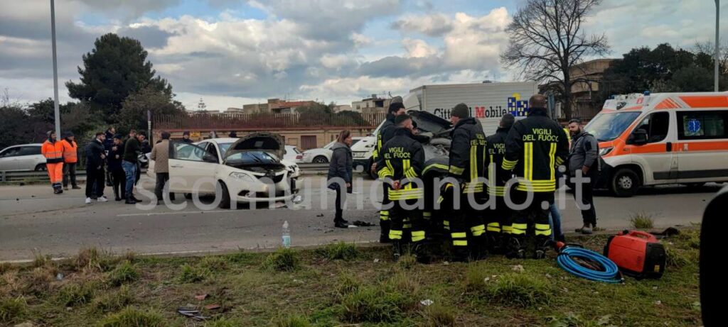 INCIDENTE – Coinvolte tre auto nel tratto finale dell’autostrada a19, all’ingresso di Palermo – le foto –