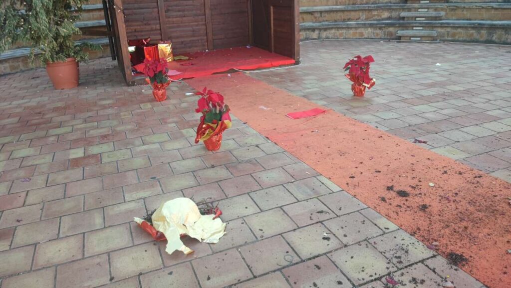 BECCATI – A Piraino le telecamere fissano gli attimi nei quali i giovani vandali distruggono il presepe