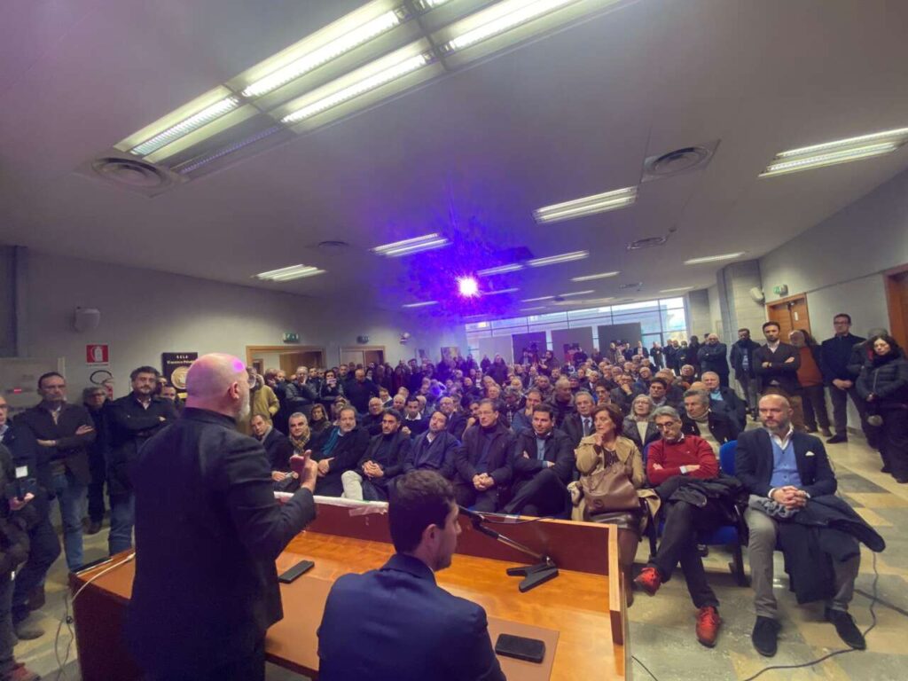 STEFANO BONACCINI – Anche a Messina parla di rinnovamento all’interno del Partito