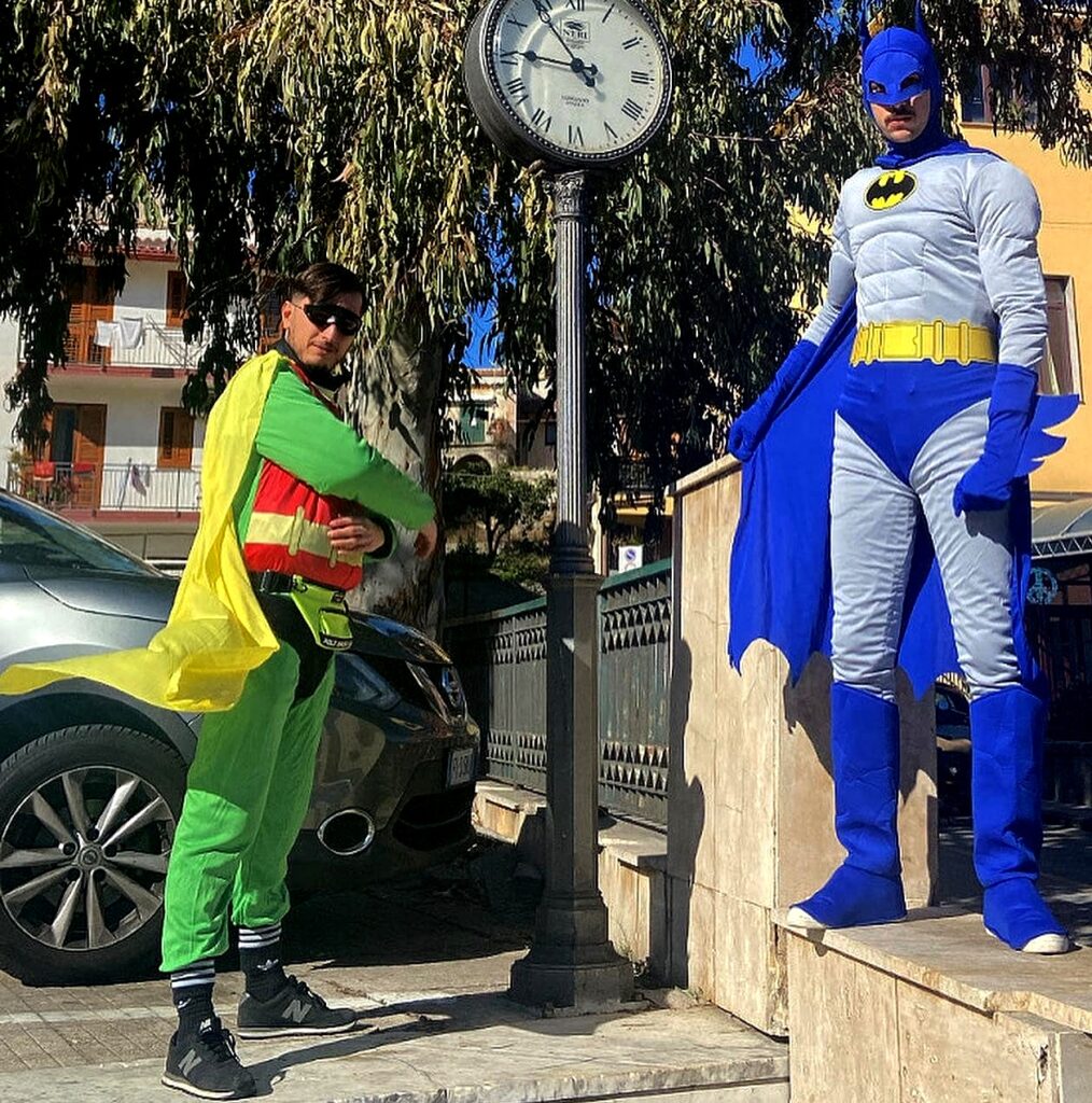 MASCHERE – Batman e Robin si aggirano per Brolo