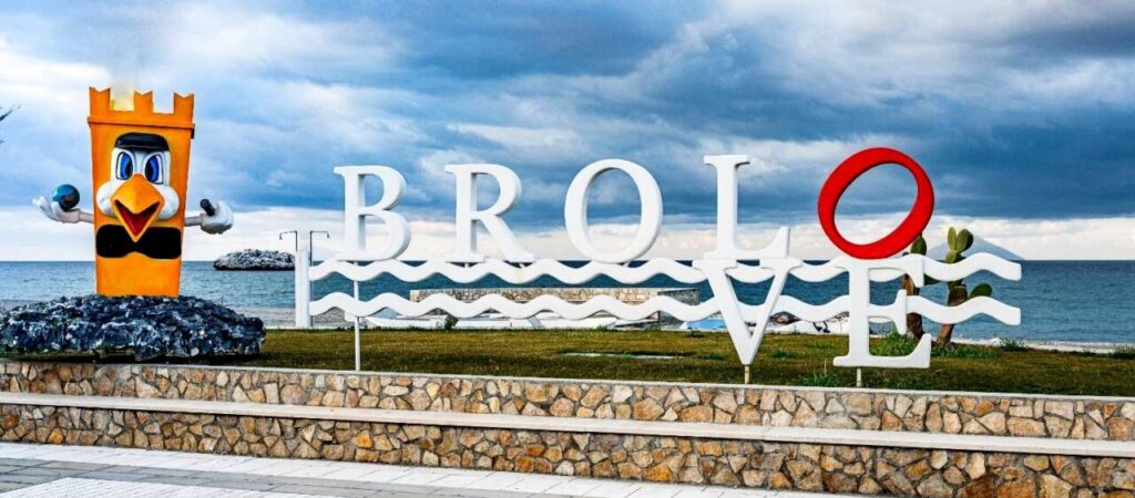 BROLIANDOLO – Posizionato il simbolo del carnevale brolese … ed è già festa