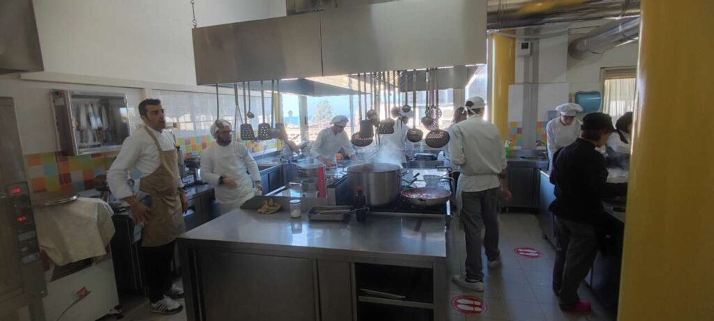 OVER BROLESI A CARNEVALE – Le foto, in sala ed in cucina, del pranzo di oggi