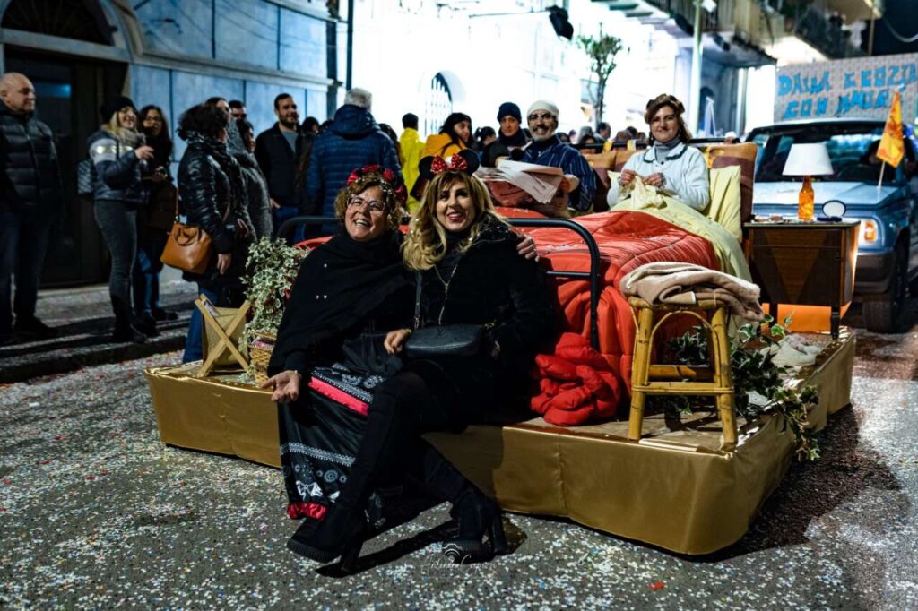 “STATE COMODI” – Ancora una mascherata originale quella dei Capizzi dedicata al carnevale brolese