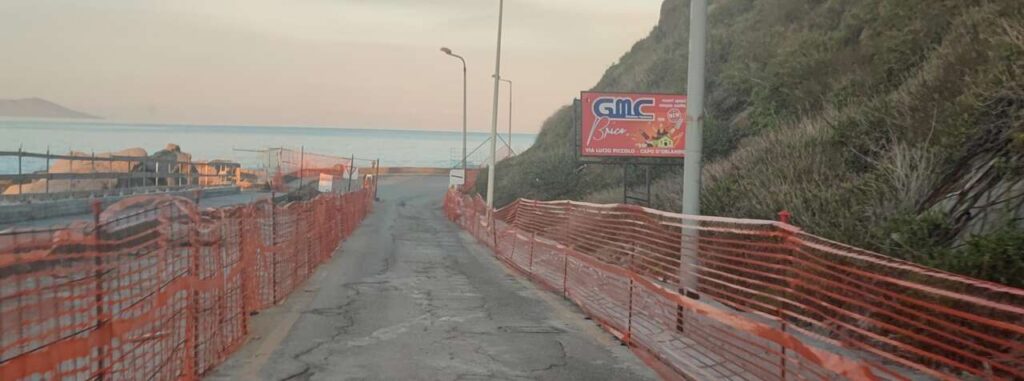 CERCASI … – C’è il semaforo, c’è il senso unico alternato.. ma da giorni mancano gli operai