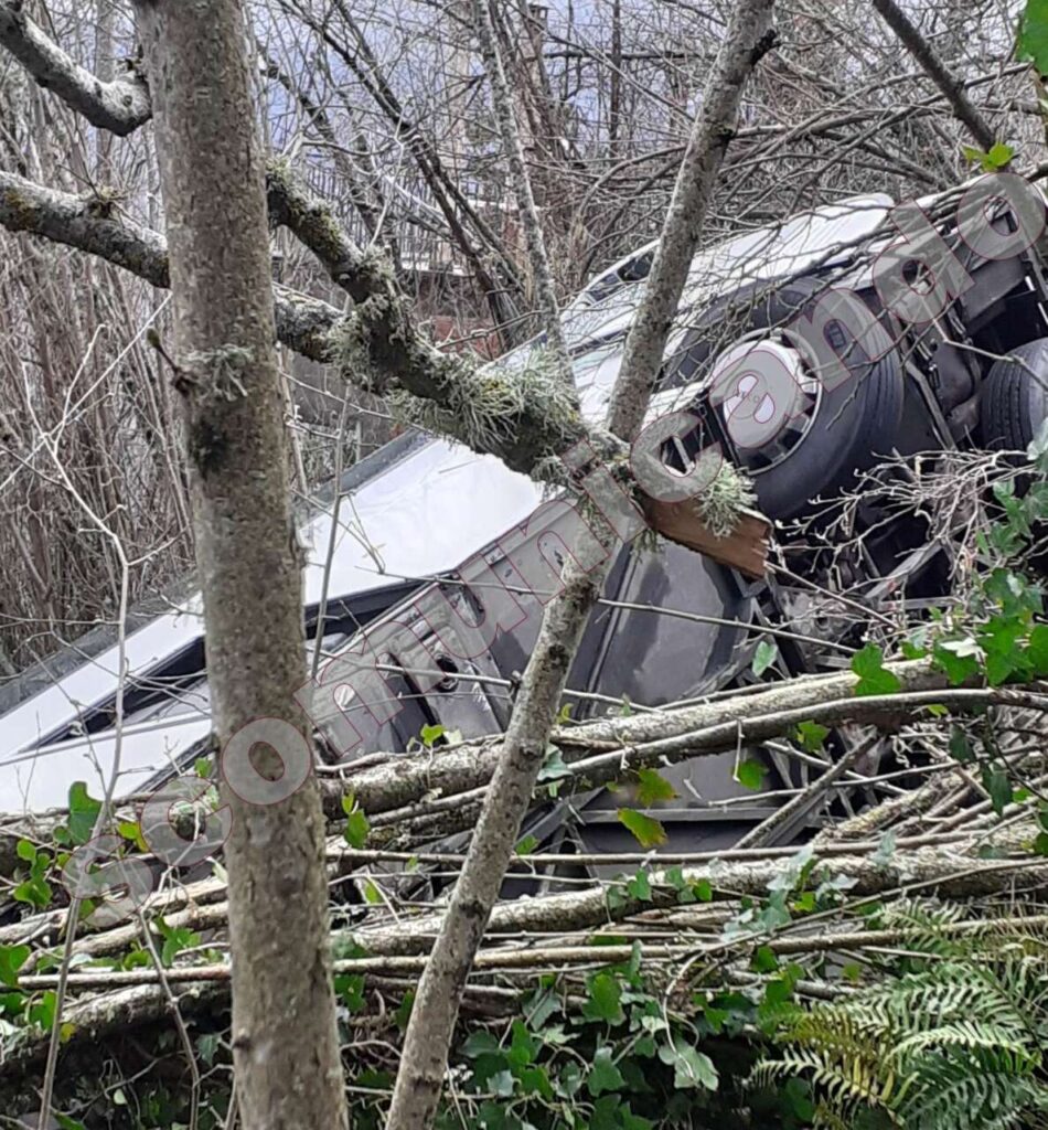 NEBRODI – Pullman di turisti cade in un dirupo