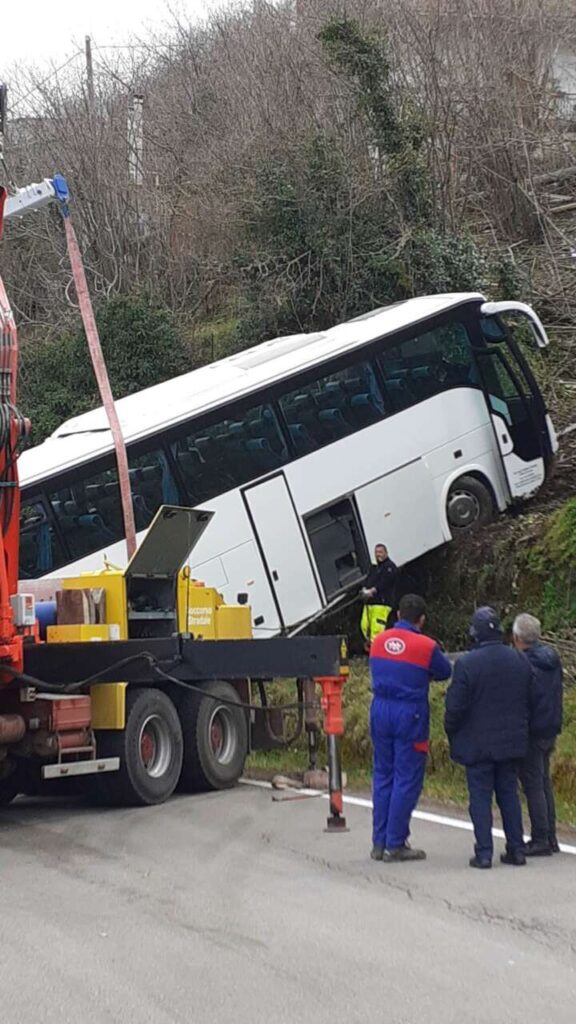 NOTE A MARGINE – Il pullman nel dirupo. La ditta chiarisce