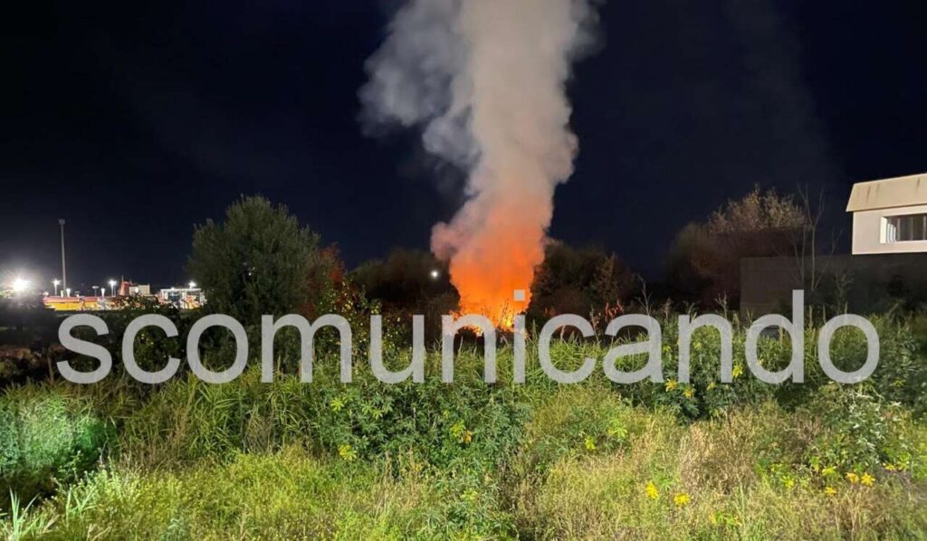 BROLO – Incendio nei pressi del cimitero