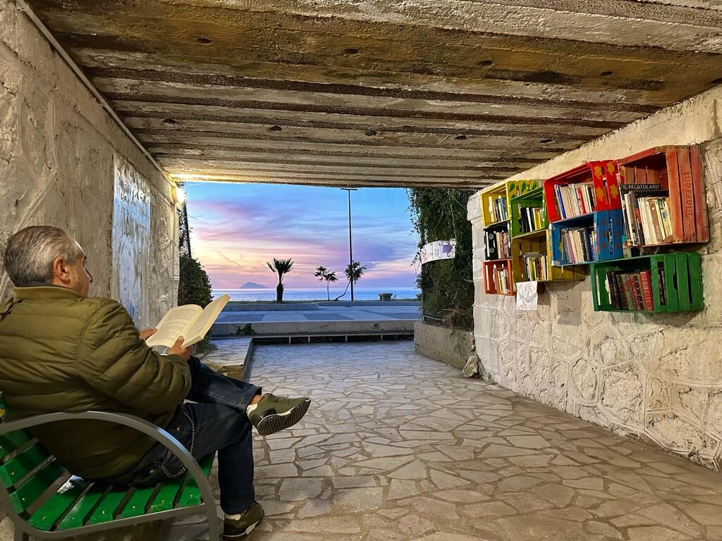 BOOKCROSSING – Buone idee che ritornano. Riapre a Gliaca la biblioteca del mare