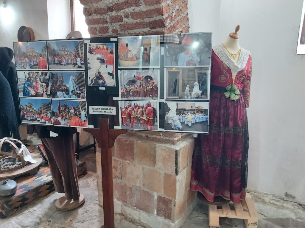 MIRTO – Inaugurata una nuova mostra di Melo Minnella dal titolo “La Pasqua Colorata”