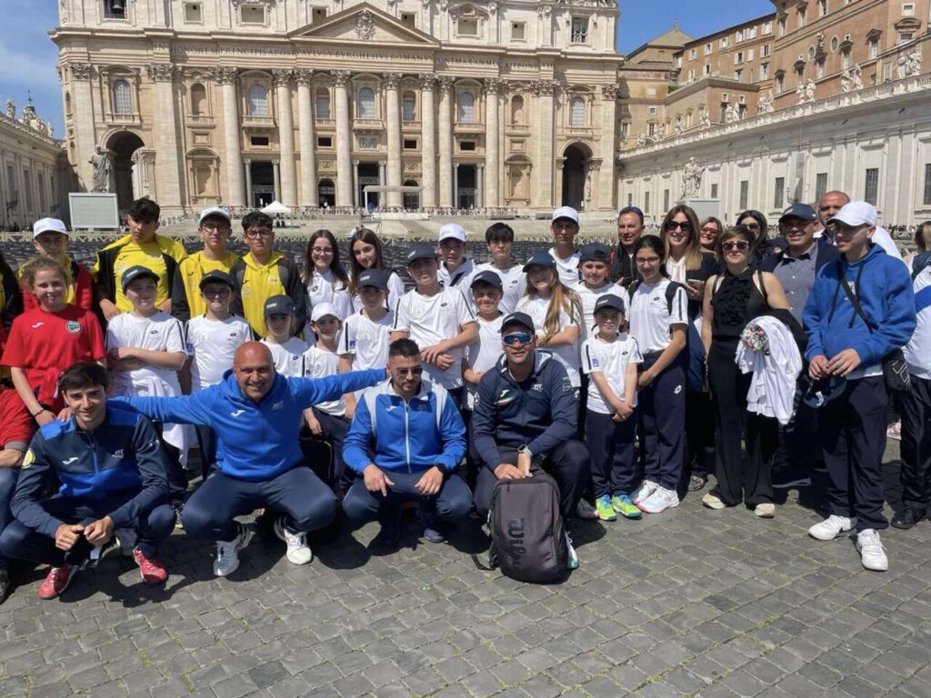TUTTI DAL PAPA – All’udienza papale i giovani dei Circoli Tennis di Brolo, Saliceto, Venetico e Rocca di Capri Leone
