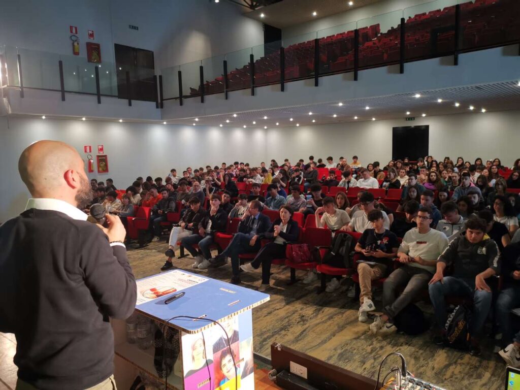 ORIENTA – Oltre 200 ragazzi alla giornata di orientamento organizzata dal Punto Locale Eurodesk di Sant’Agata Militello