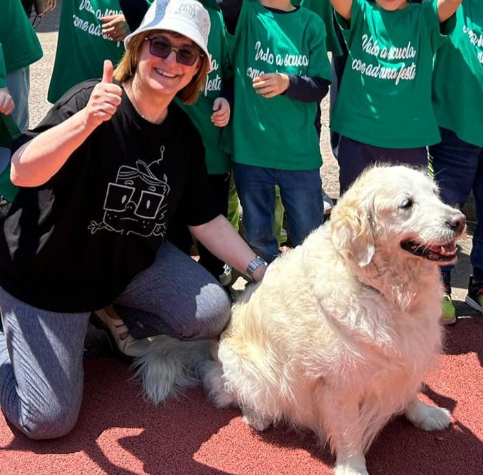“TITO'” – Cettina Marziano, e il fantastico cane Django, tra i bimbi del “G. Lombardo Radice” di Patti