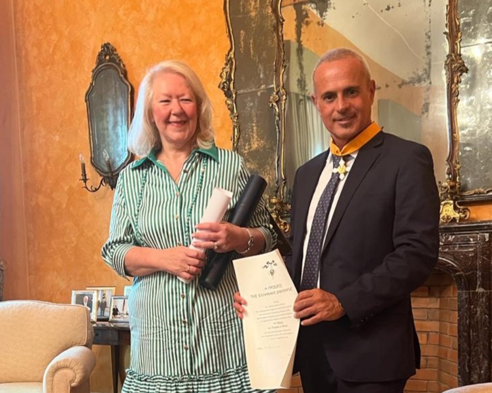 RICONOSCIMENTI – All’Ambasciata di Grecia consegnata al giornalista Alberto Samonà l’onorificenza di Commendatore della Repubblica Ellenica dell’Ordine della Fenice