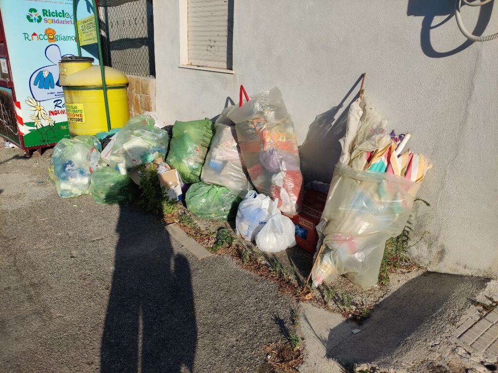 PRESI CON LE MANI NEL SACCO – Denunciati a Brolo tra cittadini che abbandonavano i rifiuti