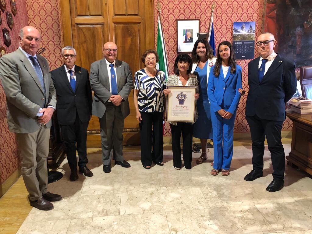 NASTRO AZZURRO – Consegnato al Prefetto di Messina Cosima Di Stani l’Emblema araldico dell’Istituto del Nastro Azzurro