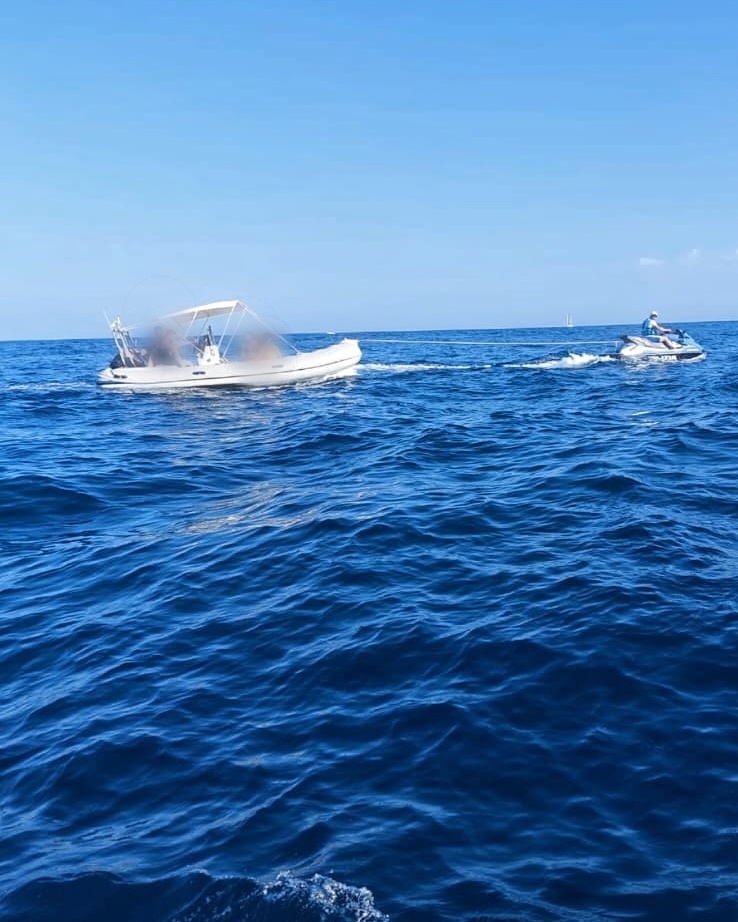ESTATE SICURA – Gli acquascooter della Polizia di Stato pattugliano i litorali di Taormina e delle Isole Eolie