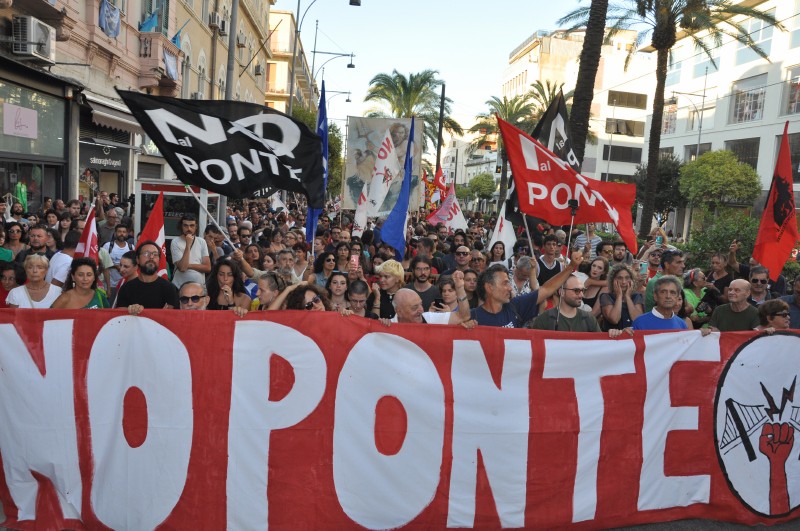 CORTEO NO PONTE – Migliaia di manifestanti hanno invaso le strade di Messina. La fotogallery