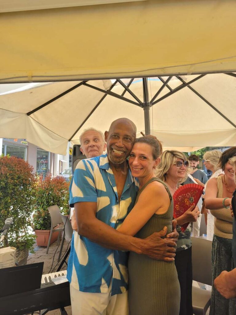 MITI DEL JAZZ – George V Johnson Jr. “chiude” questa sera il Brolo Doc Festival Jazz