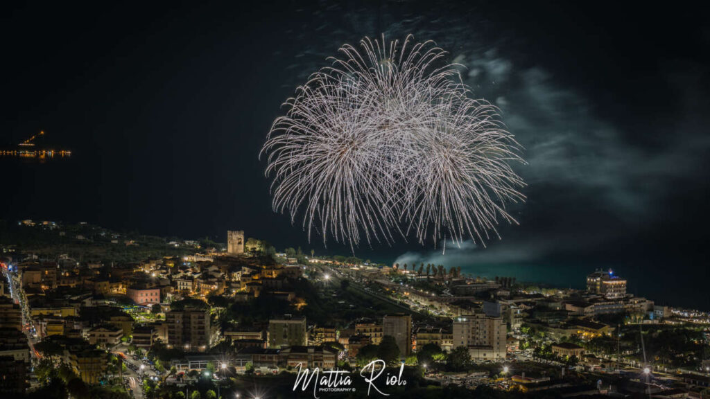 FOTO D’ESTATE – I Fuochi di Ferragosto a Brolo