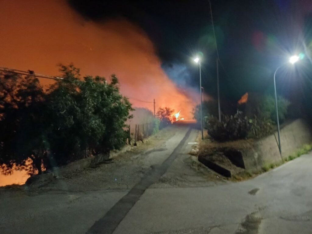 BROLO – “L’impegno di tutti è stato cruciale” la nota del sindaco dopo la notte d’incendi