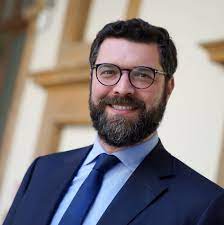 ANTONIO DE LUCA (M5S) – “Spartizioni poltrone sanità, spettacolo indecente mentre tutto crolla. Sui requisiti non faremo sconti in commissione”