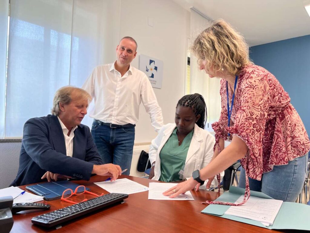 SANITA’ – Giovane burundese firma contratto a tempo indeterminato al Giglio