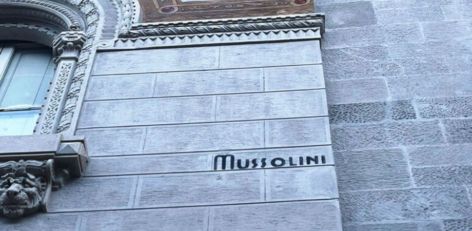 MUSSOLINI – Quella scritta scuote la città
