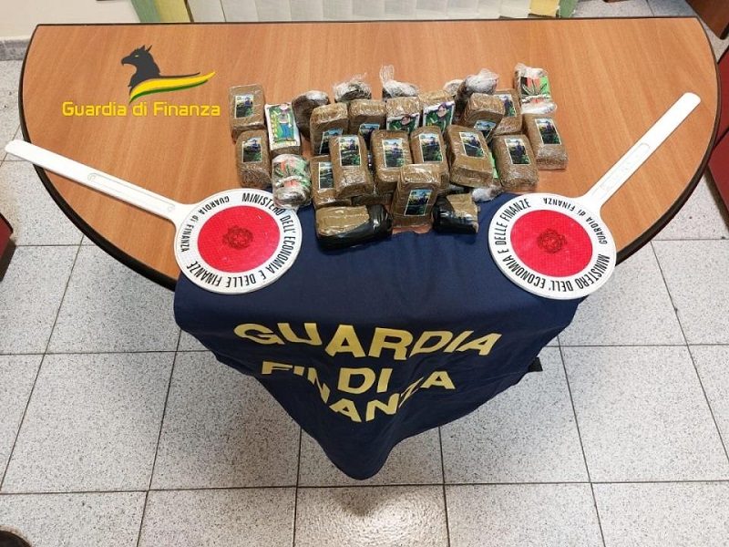 A/20 BUONFORNELLO – Sequestrati tre chilogrammi di hashish, arrestati due giovani santagatesi